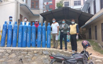 गगन चन्द डिभाइन फाउण्डेसनद्वारा जिल्ला अस्पताललाई अक्सिजन सिलिण्डर हस्तान्तरण 